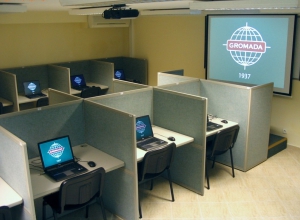 Sala komputerowa w Centrum Warszawy w Hotelu Gromada 