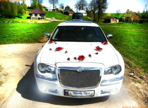 Limuzyna do ślubu Biały Chrysler 300C HEMI