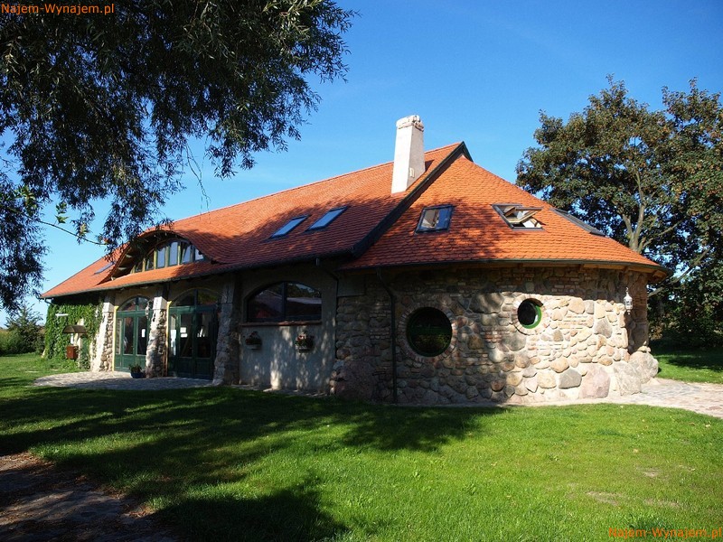 sala na wesele nad stawem