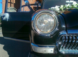 Klasyczny samochód na ślub
